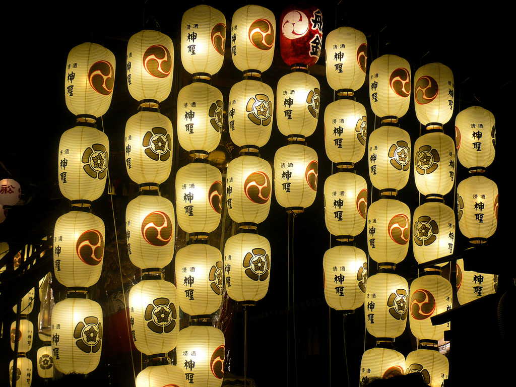 Đèn giấy Nhật Bản được sử dụng phổ biến ở các lễ hội truyền thống Nhật